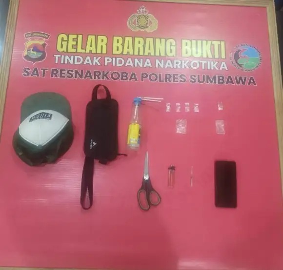 Kerap Transaksi Dirumahnya, Polres Sumbawa Ringkus Pengedar di Plampang dan Amankan 5 Poket Sabu