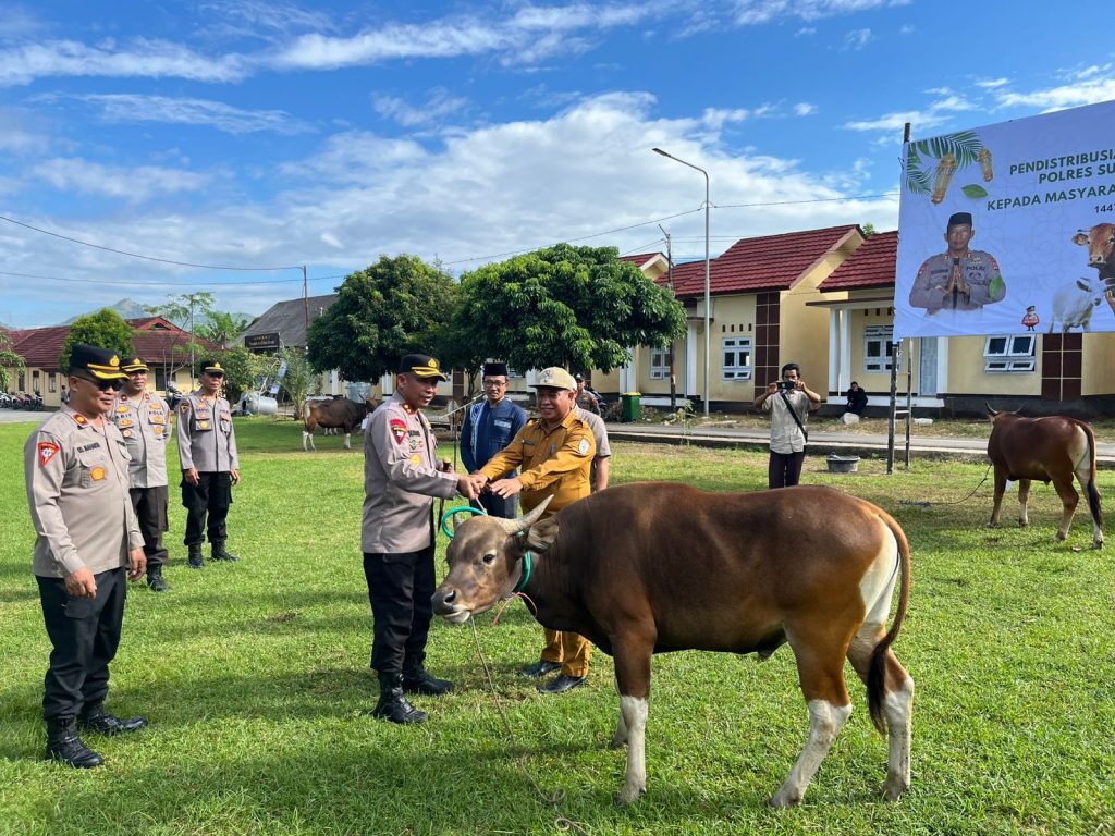 Hadir untuk Masyarakat, Polres Sumbawa Barat Bagikan Puluhan Hewan Kurban