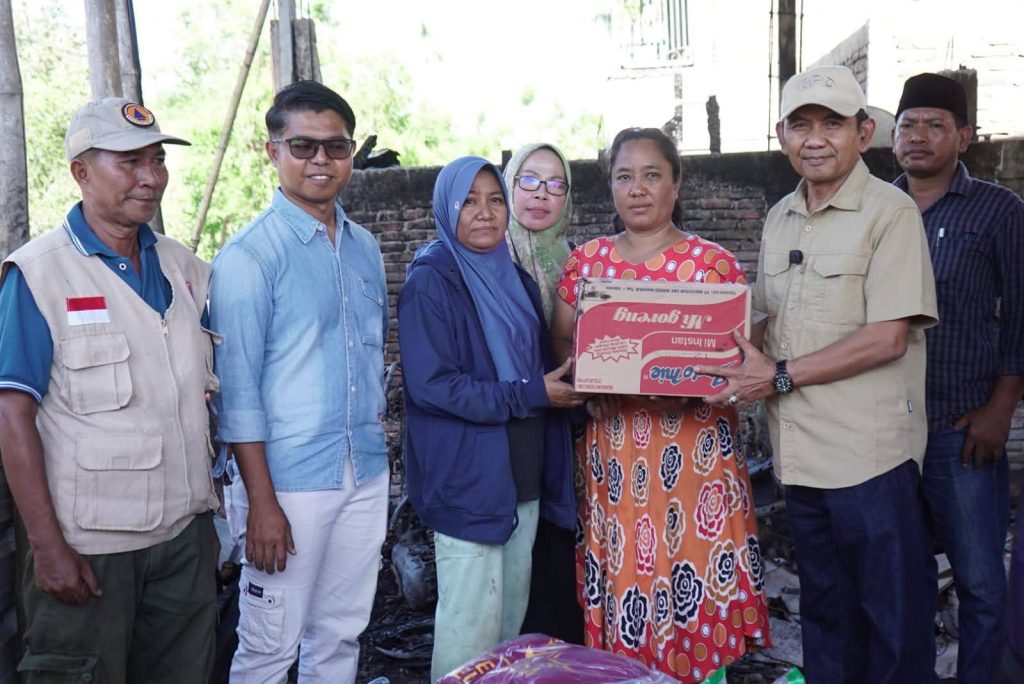 Salurkan Bantuan Bagi Korban Kebakaran, Wakil Bupati Sumbawa Ingatkan Warga Waspada Musim Kemarau