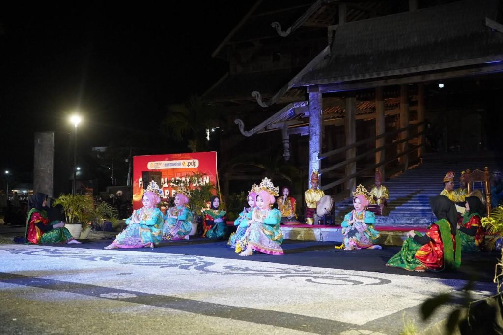 Pertunjukan Tari Intan Kalanis Meriahkan Festival Adat dan Cagar Budaya di Istana Dalam Loka