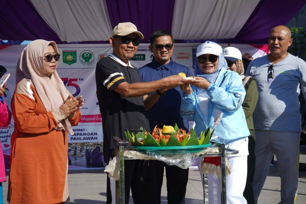 Senam Bersama 1.000 Bidan, Wabup Sumbawa Apresiasi Peran Bidan Jadi Garda Terdepan Kesehatan Ibu dan Anak