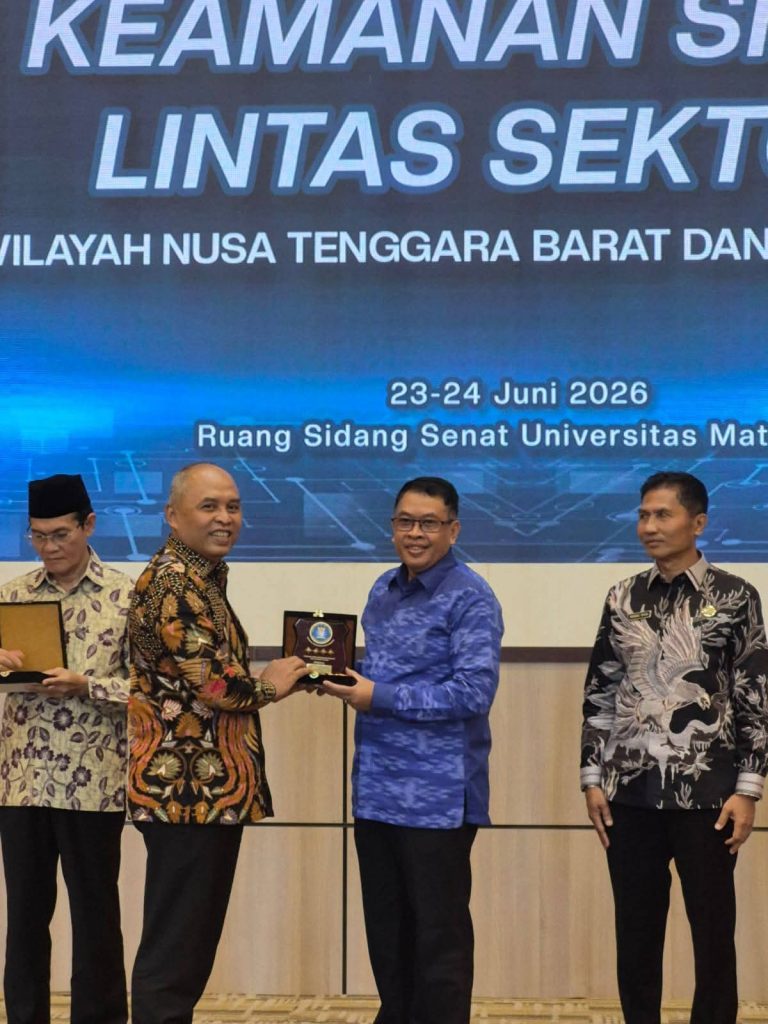 Kepala BSSN Serahkan Surat Tanda Registrasi TTIS Kepada Pemda Kabupaten Sumbawa