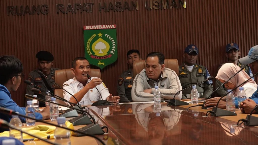 Terima Massa Aksi, Wakil Bupati Sumbawa Tekankan Kritik Masyarakat Adalah Energi Perbaikan Bukan Ancaman
