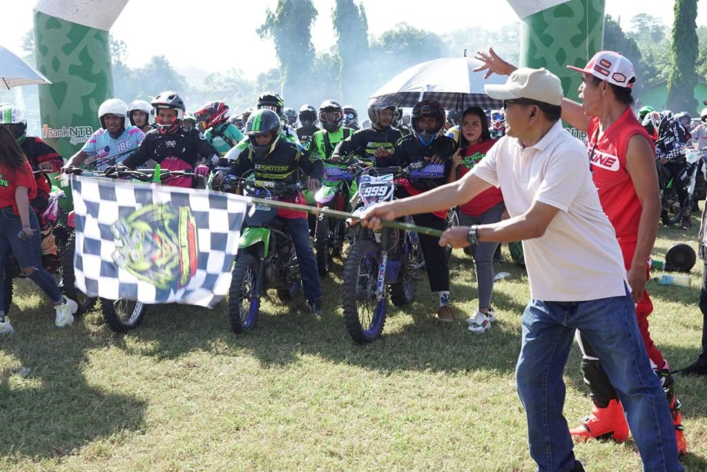 Buka Trabas di Desa Kakiang, Wabup Sumbawa Tekankan Gerakan Ekonomi Desa Melalui Cinta Alam dan Partisipasi Pemuda
