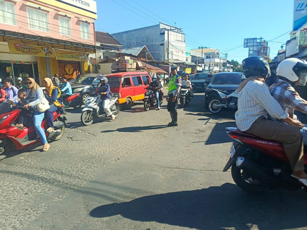 Cegah Kemacetan dan Aksi Kriminal, Sat Lantas Polres Sumbawa Rutinkan Giat Rawan Siang