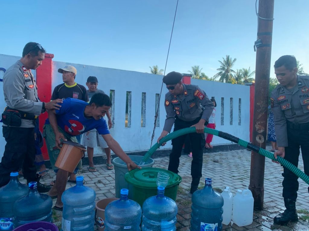 Ringankan Beban Masyarakat Terdampak, Sat Samapta Polres Sumbawa Salurkan Bantuan Air Bersih