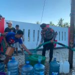 Ringankan Beban Masyarakat Terdampak, Sat Samapta Polres Sumbawa Salurkan Bantuan Air Bersih