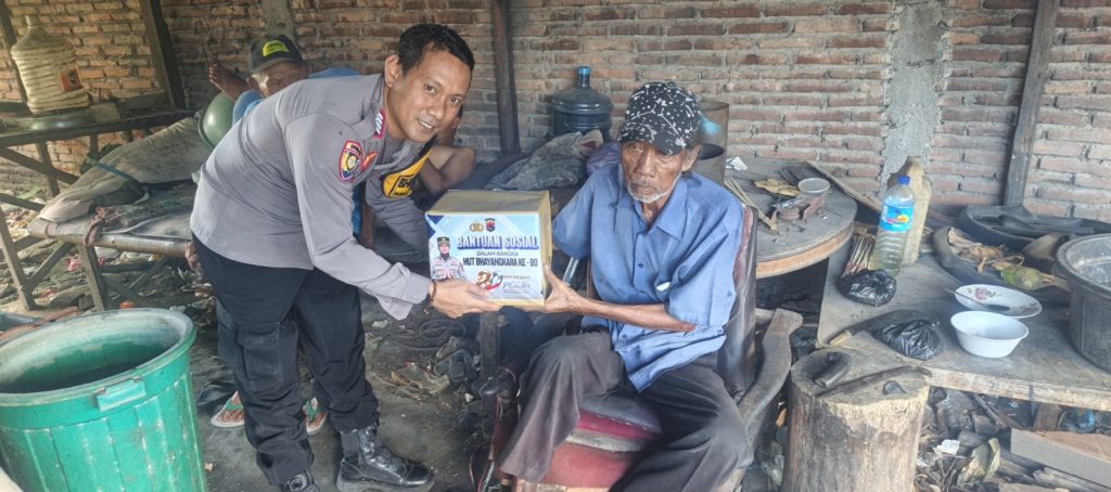 Polsek Sumbawa Tebar Kebaikan Melalui Bakti Sosial Jelang Hari Bhayangkara Ke-80