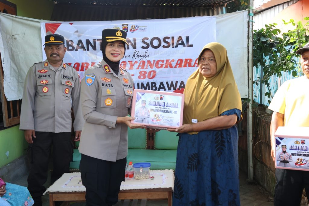 Sambangi Warga Karang Gudang, Kapolres Sumbawa Salurkan Bantuan Sosial Jelang Hari Bhayangkara Ke-80