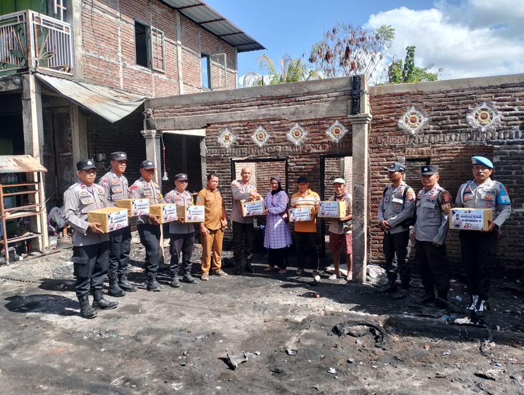 Polsek Lape Salurkan Bantuan Sosial Bagi Korban Kebakaran di Desa Labuhan Kuris