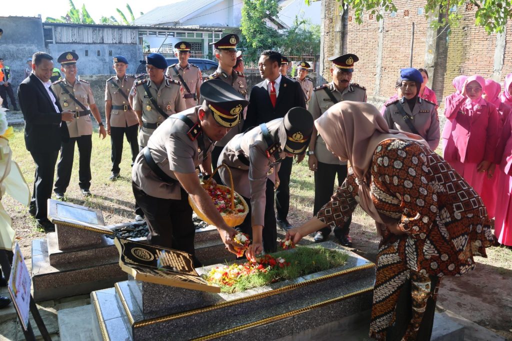 Hari Bhayangkara Ke-80, Polres Sumbawa Peringati Dengan Upacara Tabur Bunga dan Ziarah Makam