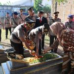 Hari Bhayangkara Ke-80, Polres Sumbawa Peringati Dengan Upacara Tabur Bunga dan Ziarah Makam