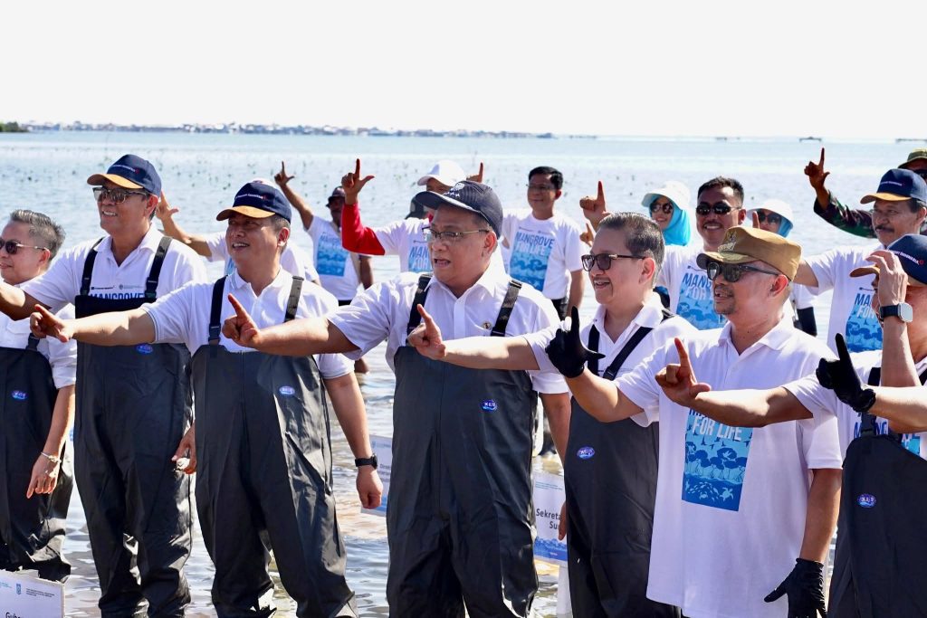 Dukung Gerakan Tobat Ekologis Nasional 2 Miliar Pohon, Bupati Sumbawa Ikuti Aksi Mangrove For Life