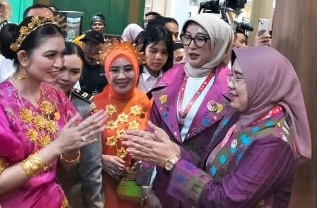 Puncak HUT ke 46 Dekranas, Dekranasda Sumbawa Kenalkan Tenun Kre Alang Sebagai Wastra Unggulan
