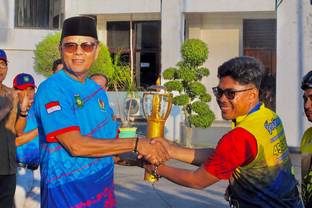 Kobarkan Semangat Olahraga, Bupati Sumbawa Terima Kirab Obor PORPROV XII NTB 2026