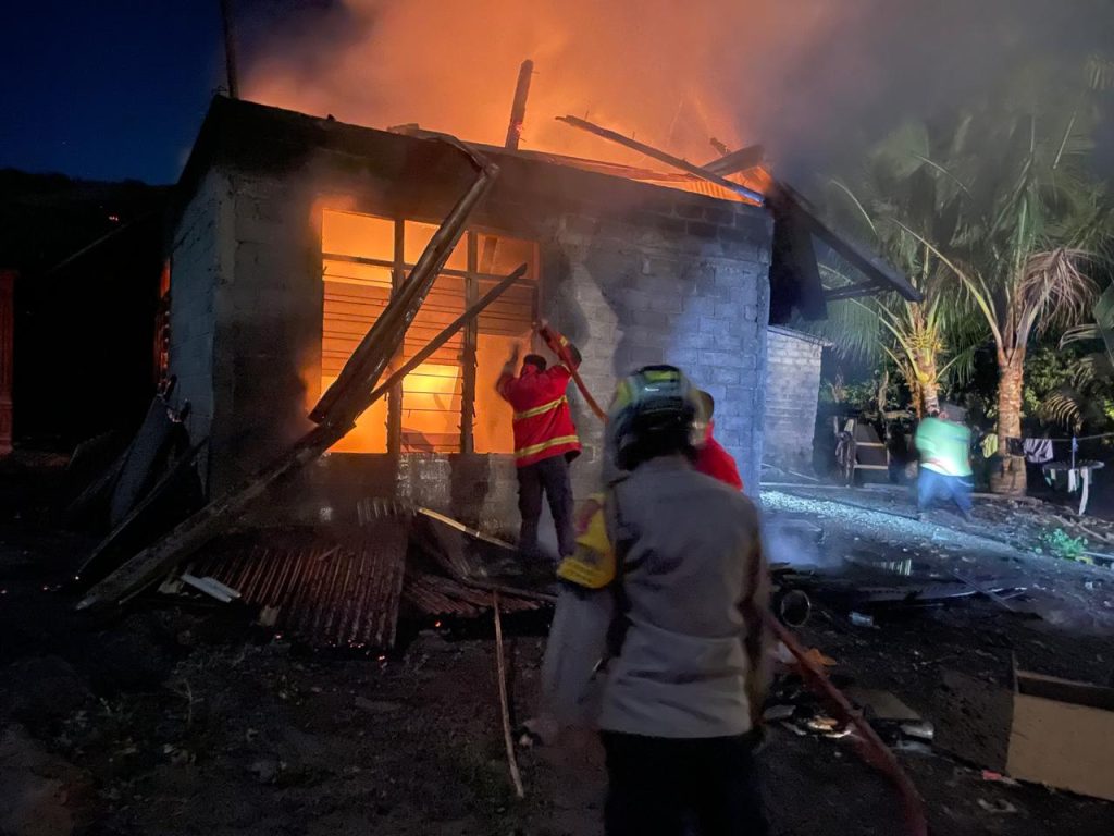 Diduga Akibat Korsleting Listrik, Satu Unit Rumah di Desa Sabedo Ludes Terbakar