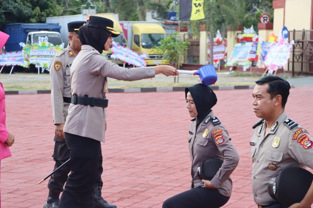 Kapolres Sumbawa Pimpin Upacara Korps Raport Kenaikan Pangkat 78 Personel Polri