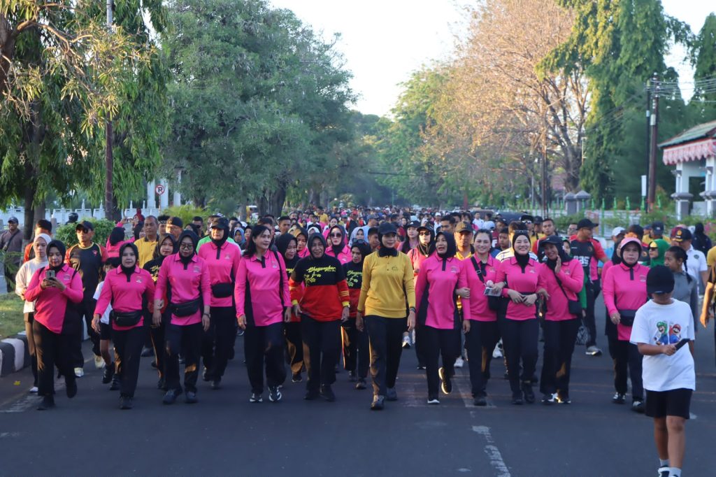 Semarak HUT Bhayangkara ke-80, Polres Sumbawa Gelar Bhayangkara Fun Walk Bersama Masyarakat