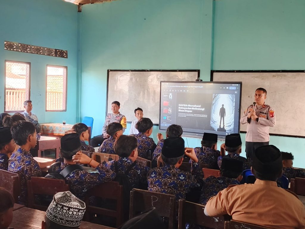 Polsek Lunyuk Edukasi Siswa SMP IT Hamzanwadi Bahaya Judi Online hingga Tertib Berlalu Lintas