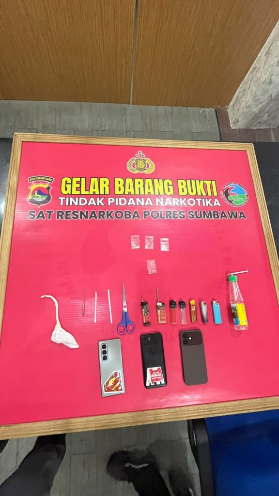 Gerebek Rumah di Lempeh, Sat Resnarkoba Polres Sumbawa Tangkap Tiga Pria Beserta 1,30 Gram Sabu