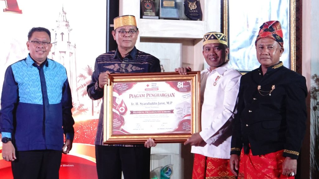 Hadiri Malam Anugerah PMI Sumbawa, Bupati Sumbawa Dorong Donor Rutin Perkuat Gerakan Kemanusiaan