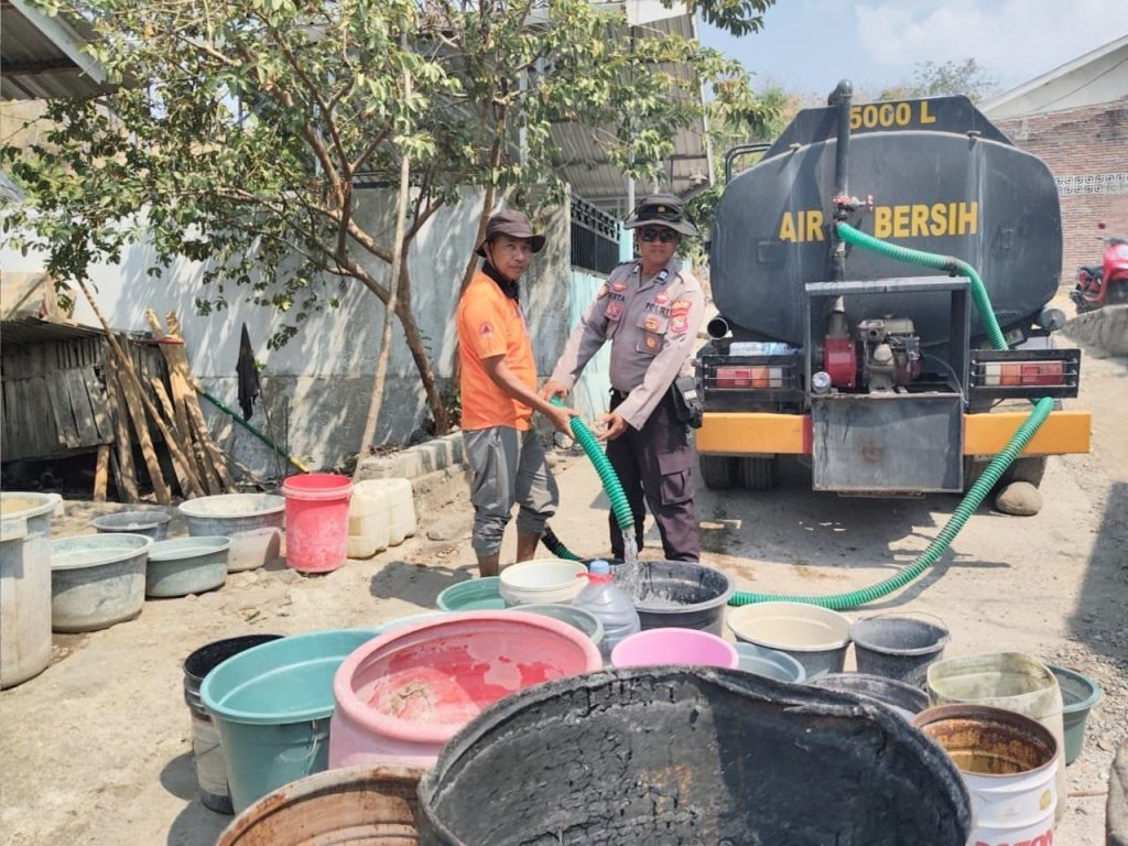 Wujud Kepedulian Kemanusiaan, Sat Samapta Polres Sumbawa Bersama BPBD Salurkan Air Bersih