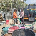 Wujud Kepedulian Kemanusiaan, Sat Samapta Polres Sumbawa Bersama BPBD Salurkan Air Bersih