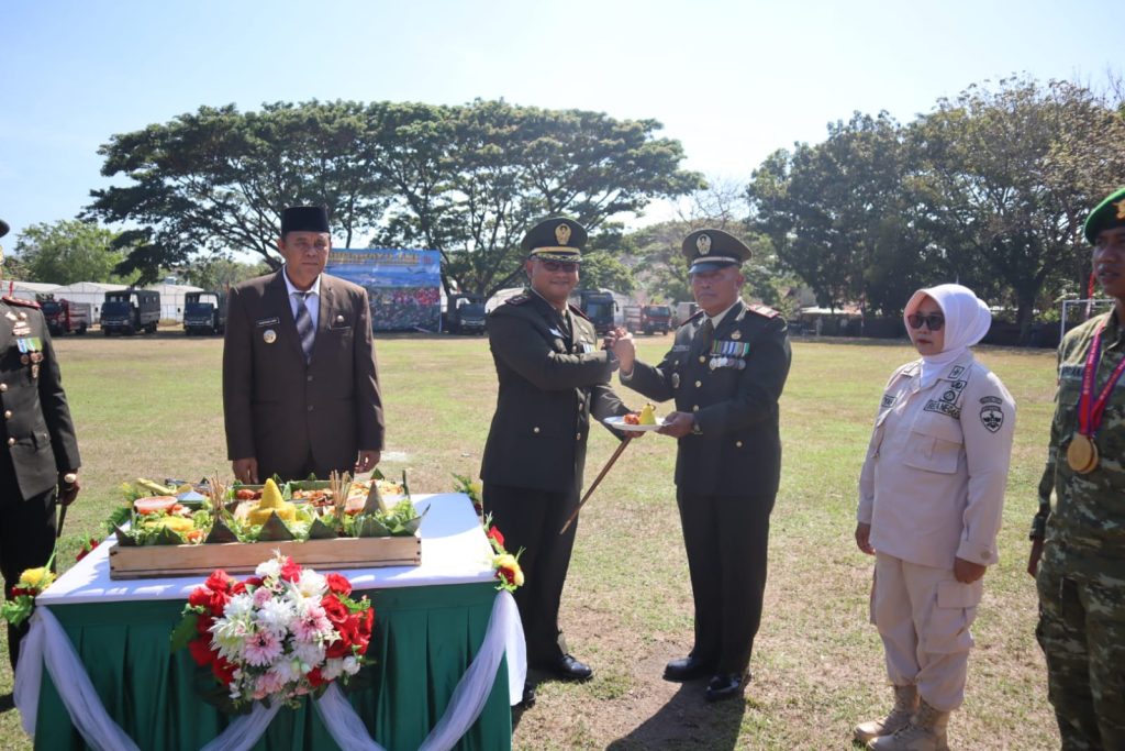 Rasa Syukur HUT ke-81 TNI, Dandim Sumbawa Bersama Bupati dan Danyonif TP 835/SYB Berbagi Kebahagiaan