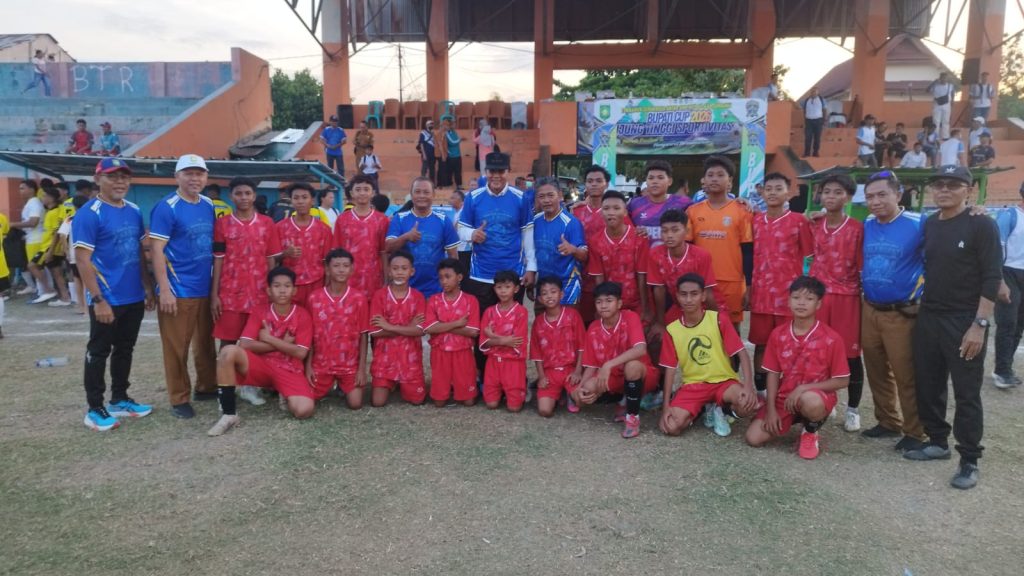 SMPN 1 Sumbawa Buka Bupati Cup dengan Pesta Gol 5-0, Bupati Sumbawa Janjikan Piala Bergilir