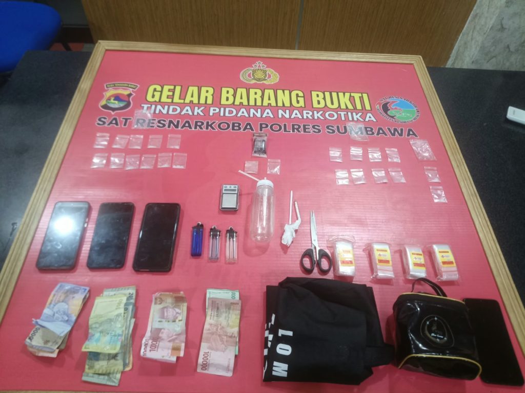 Gerebek Transaksi Narkoba di Kelurahan Pekat, Sat Resnarkoba Polres Sumbawa Bekuk 4 Pemuda